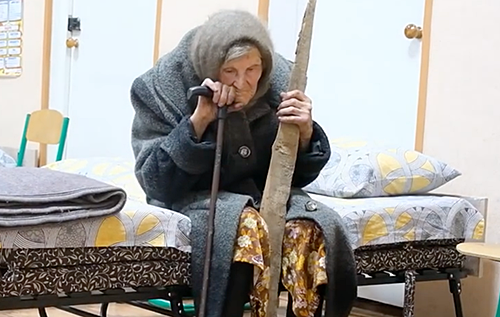 Йшла пішки 10 км: 97-річна бабуся врятувалась з окупованої частини Очеретиного. ВІДЕО