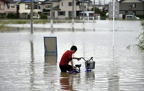 "Ливень десятилетия" в Японии затопил улицы и разрушил дома