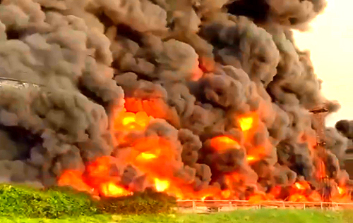 У Севастополі загорівся резервуар із паливом: окупанти заявили про атаку БПЛА. ВІДЕО