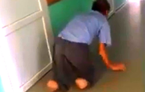 В сети появилось видео из больницы в России: пациент без ног ползет по полу, а врачи равнодушно проходят мимо   