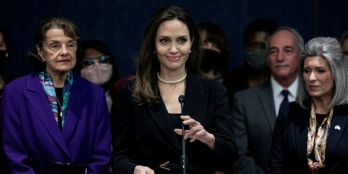 Анджелина Джоли расплакалась во время речи в Капитолии