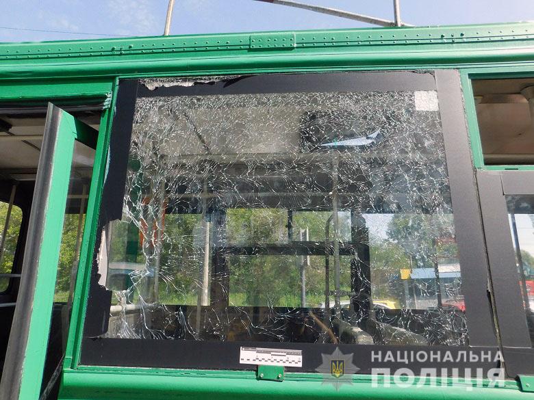 У Києві чоловік, який не потрапив до тролейбуса, жбурнув у нього камінь й поцілив у жінку, що сиділа біля вікна. ФОТО