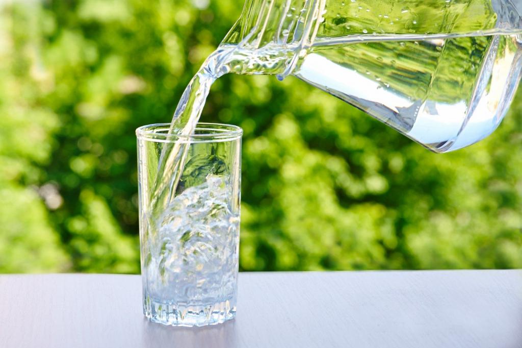 Дієтолог: Недостатнє споживання води може проявлятися зниженням тиску, станом запаморочення, закрепами та утворенням каменів у нирках
