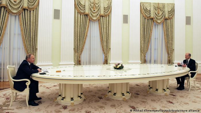 Стоит около 100 тысяч евро: откуда у Путина взялся знаменитый стол для переговоров