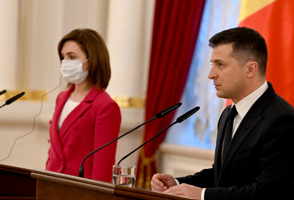 Святкові заходи у Молдові ненадовго відклали через затримки літаків президентів України та Румунії