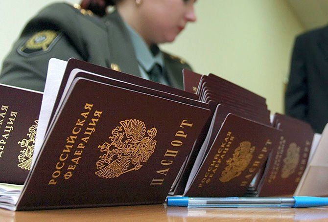 Російські паспорти в ОРДЛО: Путін фактично узаконює свою військову присутність на окупованих територіях Донбасу