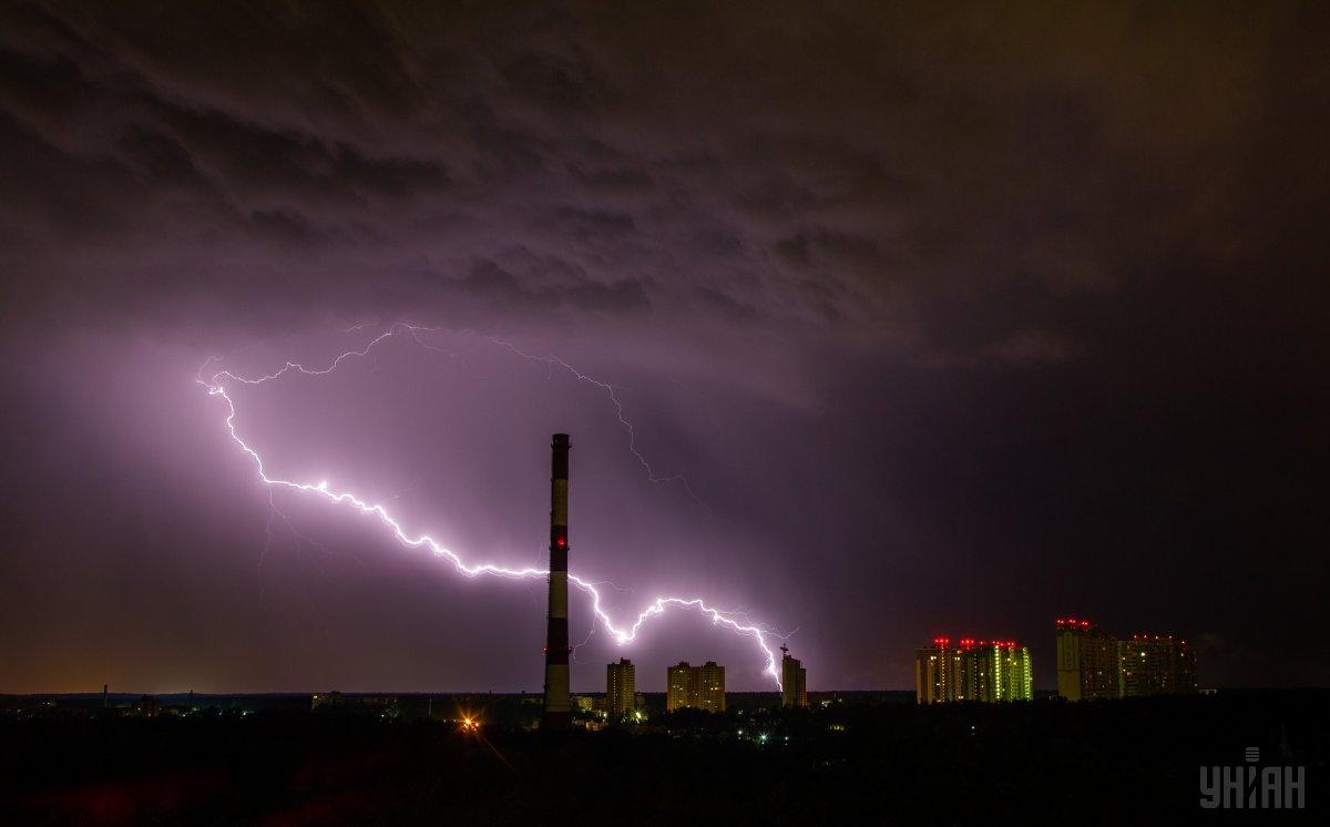 На завтра в Україні оголосили штормове попередження