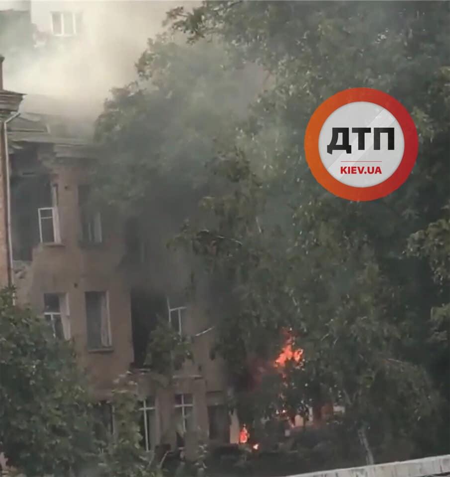 У Голосіївському районі Києва горить будинок