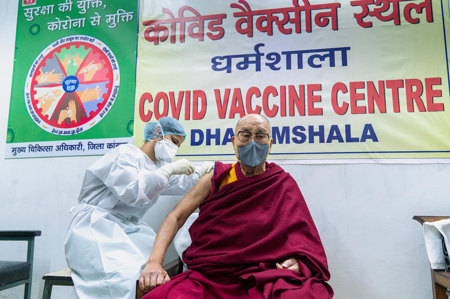 Далай-лама  вакцинувався від коронавірусу