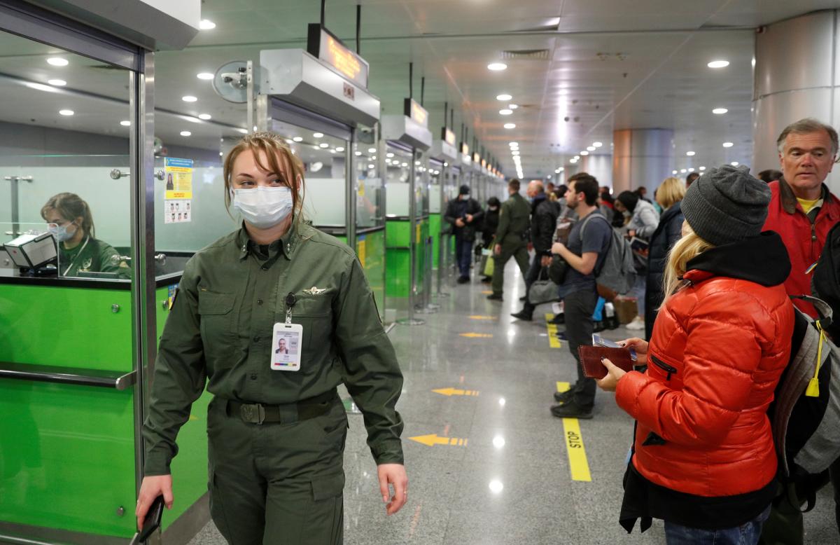 "У масках і захисних костюмах": у "Борисполі" розповіли, як зустрічають рейси з Китаю   
