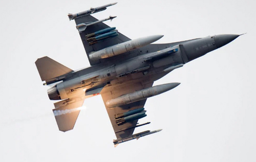 Яким би був повітряний двобій F-16 і Су-35: топ-пілот США пояснив тактику РФ "на пальцях". ВІДЕО