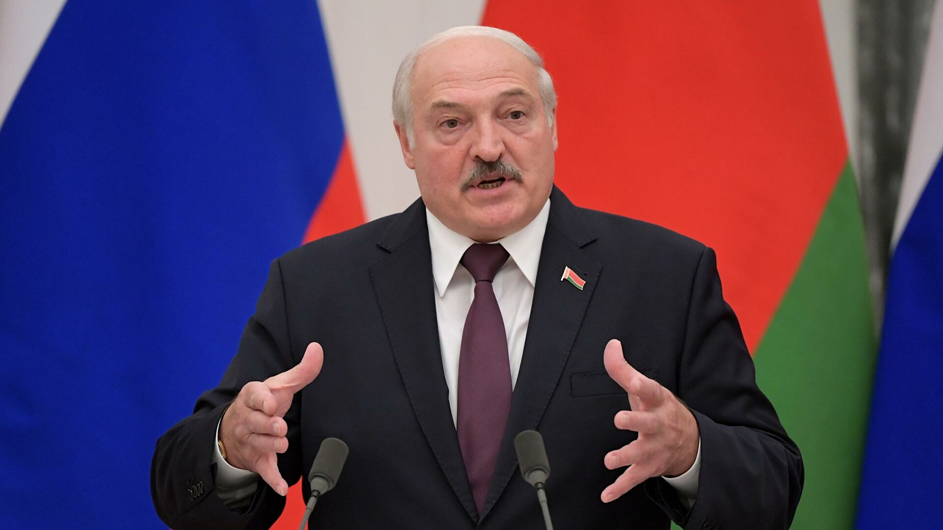 "Нехай пищать": Лукашенко просить РФ направити до білоруського кордону авіацію, здатну нести ядерну зброю