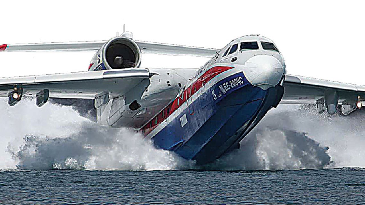 В России принято решение строить больше аварийных самолетов-амфибий Бе-200