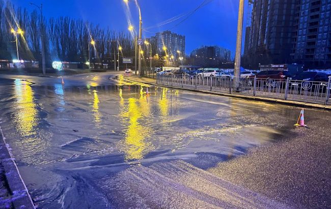 Аварія на водопровідній мережі сталася зранку 8 лютого у Голосіївському районі Києва. Рух транспорту ускладнений.
