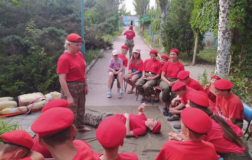 Окупанти перетворюють дітей з Маріуполя на "гітлерюгенд"