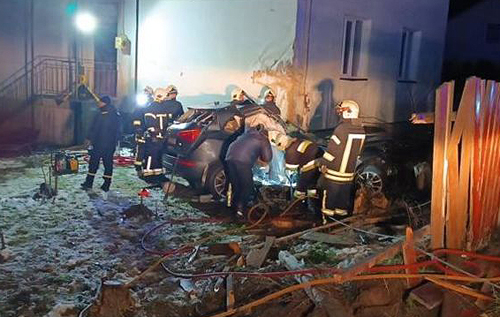 На Львівщині автомобіль в’їхав у стіну будинку: четверо загиблих