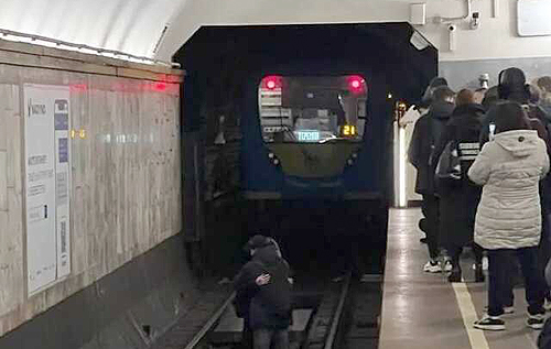 У Київському метро дівчина намагалась скоїти самогубство, стрибнувши під потяг