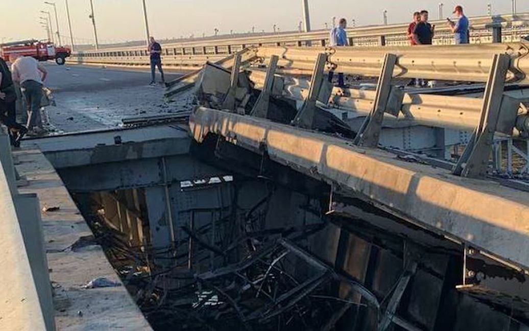 В ГУР та ЗСУ відреагували на вибухи та руйнування Кримського мосту