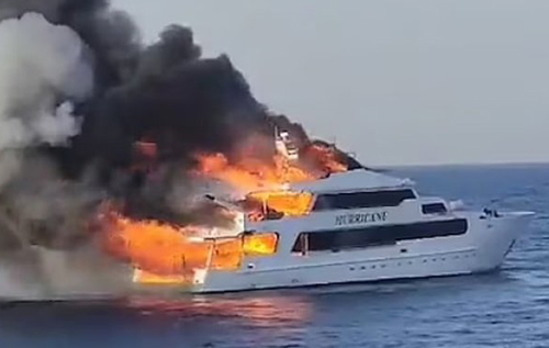 На борту було 29 людей: у Єгипті яхту охопила масштабна пожежа. ВІДЕО