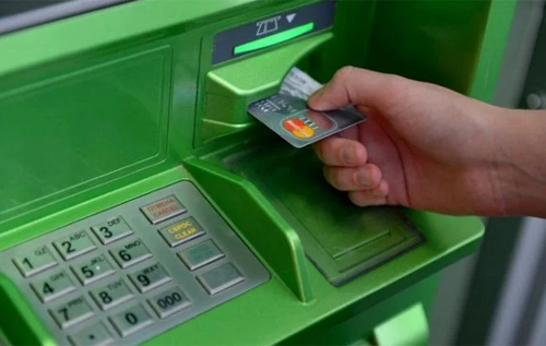 Через "особливість" банкоматів ПриватБанку українці забувають по 2000 карток на день