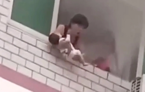 У Китаї мати викинула немовля з вікна третього поверху, щоб врятувати його від пожежі