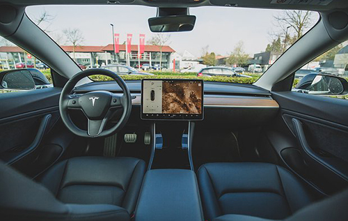 Камера в салоні Tesla стежитиме за водіями