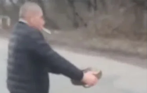 Житель Бердянска голыми руками перенес мину. ВИДЕО
