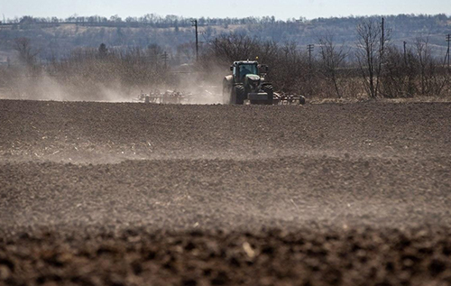 На трактори планують саджати жінок: як в Україні готуються до посівної