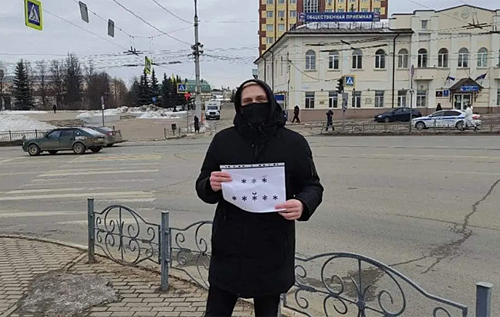 В России начали задерживать за плакаты без слов и чистые листы бумаги. ВИДЕО