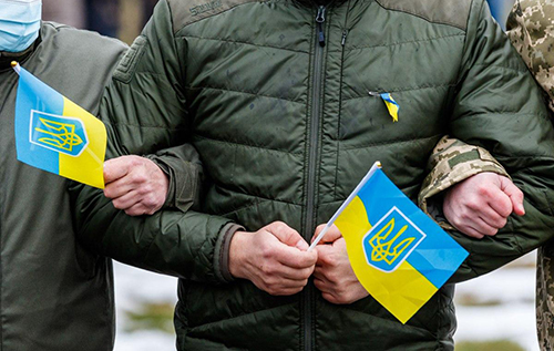 Майже дві третини українців вважають, що Україна має воювати до повної перемоги, – опитування