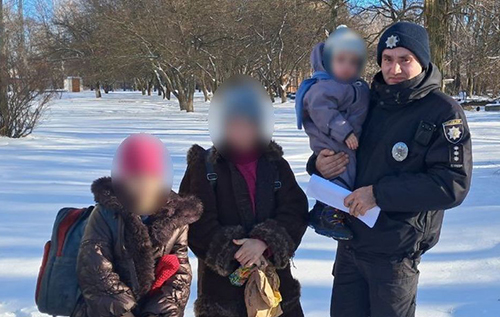 Сморід та купа сміття у будинку: на Сумщині у батьків поліція забрала трьох дітей