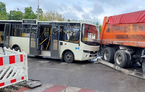У Києві сталася страшна аварія: водій КАМАЗу врізався у маршрутку із пасажирами