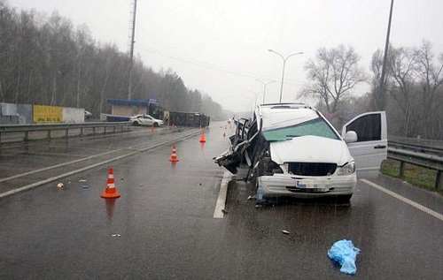 На трассе Киев – Харьков микроавтобус опрокинул грузовик: семь человек в больнице. ВИДЕО