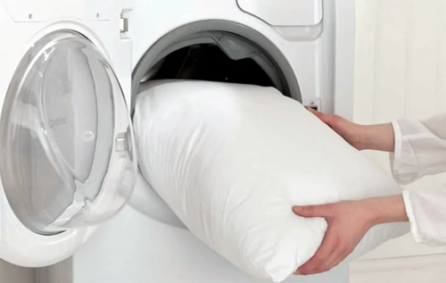 За якої температури потрібно прати подушки: будуть як нові