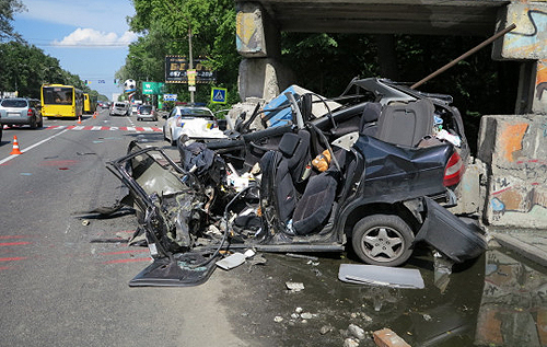 На въезде в Киев легковушка таранила блокпост, водитель погиб. ФОТО
