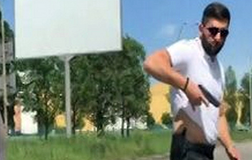 Охранник Олега Ляшко на дороге устроил разборки с пистолетом: момент попал на видео