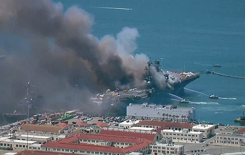 При пожаре на борту десантного корабля ВМС США пострадали моряки. ФОТО