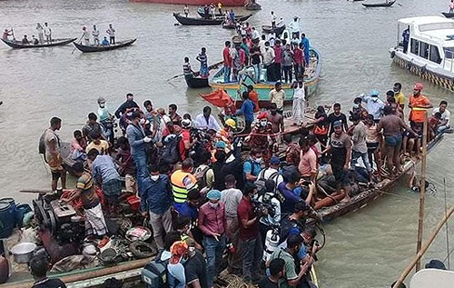 В Бангладеш 30 человек погибли после опрокидывания лодки. ФОТО