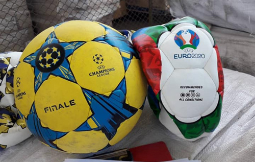 Одесские таможенники уничтожили две тысячи футбольных мячей с надписью "Евро-2020"