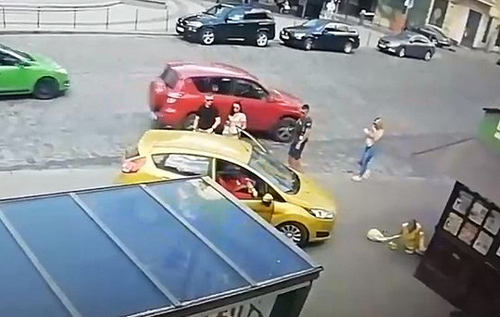 У Львові автомобіль збив жінку на тротуарі, а потім ледь не переїхав. ВІДЕО