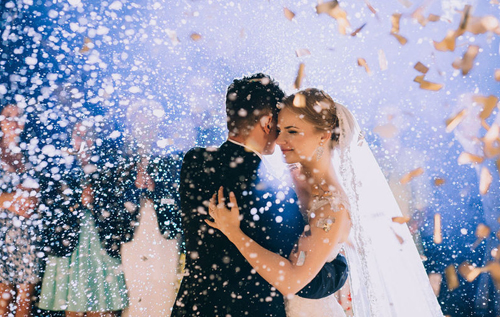 На Кипре запретили целоваться и танцевать на свадьбах