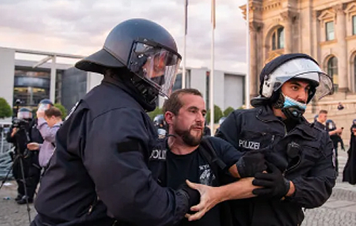 В столице Германии протесты против COVID-ограничений закончились столкновениями с полицией и многочисленными задержаниями. ФОТО. ВИДЕО
