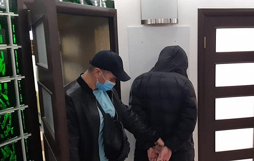 В Киеве спецназ взял штурмом квартиру с кибермошенником, стрелявшим по полицейским. ВИДЕО