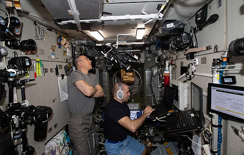 Утечка воздуха на МКС: щели в космическом корабле залепят пластилином