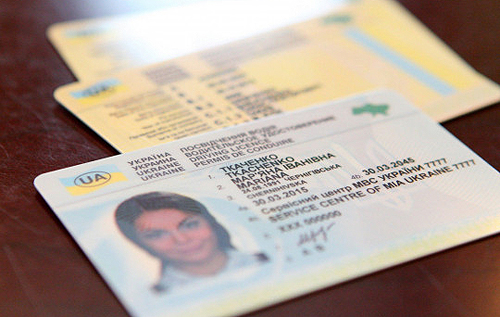 В Украине обновлены бланки водительских удостоверений и техпаспортов