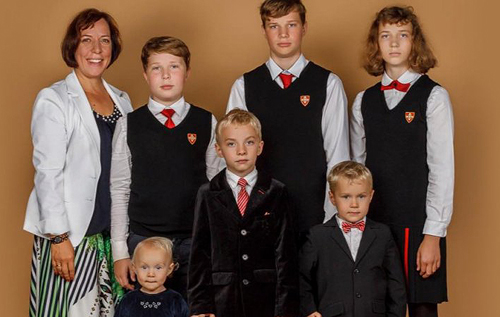 Министр образования Эстонии подала в отставку из-за скандала: она возила детей в школу и на кружки на служебной машине