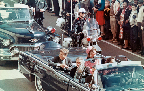 В этот день 57 лет назад был застрелен Джон Кеннеди: его гибель на глазах супруги и тысяч людей стала шоком для Америки. ВИДЕО
