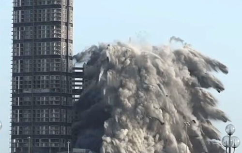 Взорвать за 10 секунд: в ОАЭ зрелищно снесли небоскреб и установили рекорд. ВИДЕО