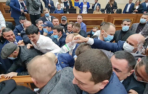 Депутаты Одесского облсовета устроили побоище, после чего с трудом избрали губернатора. ВИДЕО