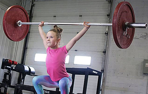 Семилетняя девочка из Канады поднимает 80-килограммовую штангу. ВИДЕО